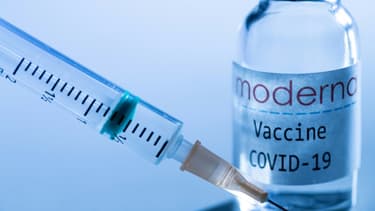 Seringue et fiole avec le vaccin Moderna, photo d'illustration prise le 16 novembre 2020 à Paris