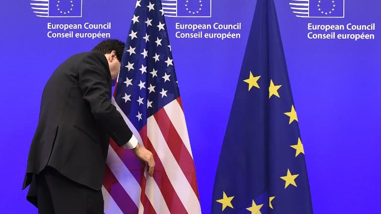 Les drapeaux de l'Union européenne et des Etats-Unis avant une conférence de presse à Bruxelles.