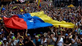 Des vénézuéliens écoutent un discours de Juan Guaido, le 23 janvier 2019 à Caracas