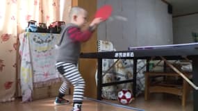 À trois ans, ce petit garçon est déjà un génie du ping-pong