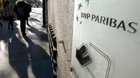 Le distributeur de billets d'une agence bancaire de Clichy-sous-Bois, en Seine-Saint-Denis, a été attaqué à l'explosif ce jeudi à l'aube. Deux individus à moto ont fait sauter l'appareil d'une agence de la BNP peu avant 05h00 du matin. /Photo d'archives/R