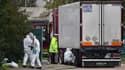 La police scientifique britannique récoltent des éléments de preuve après la découverte de 39 morts dans un camion frigorifique.