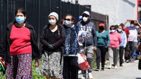 Des Américains faisant la queue pour accéder à un centre de distribution d'urgence de nourritures à Los Angeles le 14 avril 2020.