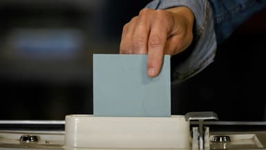 Un bulletin de vote dans une urne (photo d'illustration)