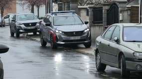 Un véhicule de police devant les lieux d'une fusillade entre voisins, à Argenteuil, le 12 mars 2024. 