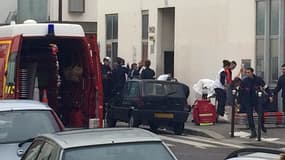 Les pompiers et les policiers devant le siège de Charlie Hebdo, le 7 janvier 2015.