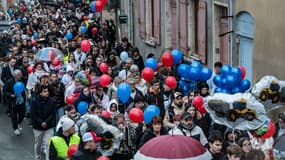 Une marche blanche et silencieuse a eu lieu dans les rues de Trévoux, vendredi 19 décembre 2025, en hommage aux deux jeunes enfants tués dans le suicide au gaz de leur voisine. 