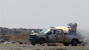 Insurgés libyens tirant des roquettes sur les forces fidèles à Mouammar Kadhafi près d'Ajdabiah. La guerre en Libye se dirige vers une impasse même si les frappes aériennes de la coalition internationale ont réduit de 30 à 40% le gros des forces terrestre