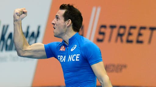 Renaud Lavillenie fête son titre de champion d’Europe en salle à la perche à Göteborg en Suède le 3 mars 2013.