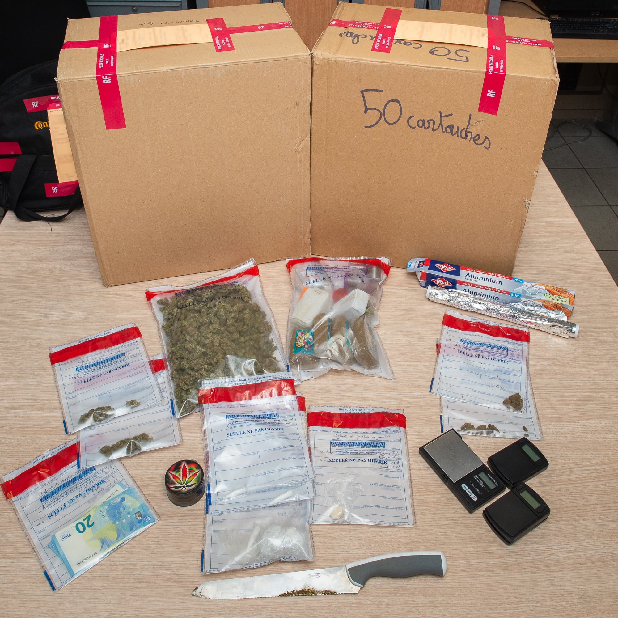 Toulon: 79 cartouches de cigarettes de contrebande et plus d'un kilogramme  de cannabis saisis
