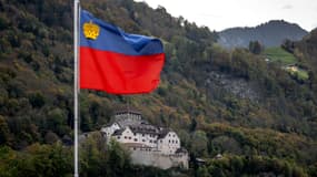 Le drapeau du Liechtenstein, à proximité du château de Vaduz, résidence officielle du prince, le 28 octobre 2022.