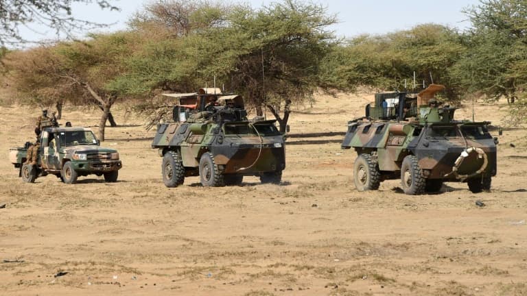 Des soldats de l'opération Barkhane en patrouille au Mali en mars 2016