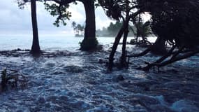 Une haute marée pénètre à l'intérieur des terres aux îles Marshall, le 3 mars 2014. L'archipel pourrait disparaître à cause de la montée des eaux. 