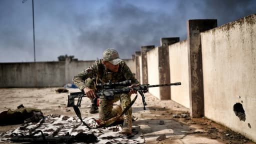 Un sniper prend position à Mossoul, en Irak, le 5 mars 2017