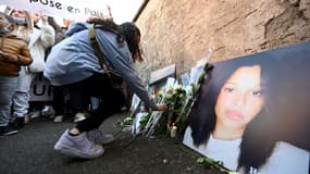 Une jeune femme dépose des fleurs près du portrait de Dinah, à l'occasion d'une marche blanche en la mémoire de la jeune fille, qui s'est suicidée début octobre, le 24 octobre 2021 à Mulhouse (Haut-Rhin). (Photo d'illustration)