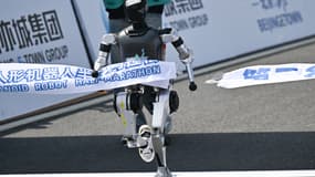 Un robot humanoïde franchit la ligne d'arrivée du semi-marathon de Pékin.