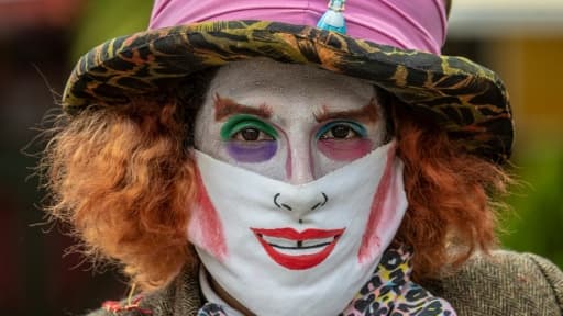 Spectacle de rue d'un immigré vénézuélien à Bogota, le 5 juin 2020 Spectacle de rue d'un immigré vénézuélien à Bogota, le 5 juin 2020