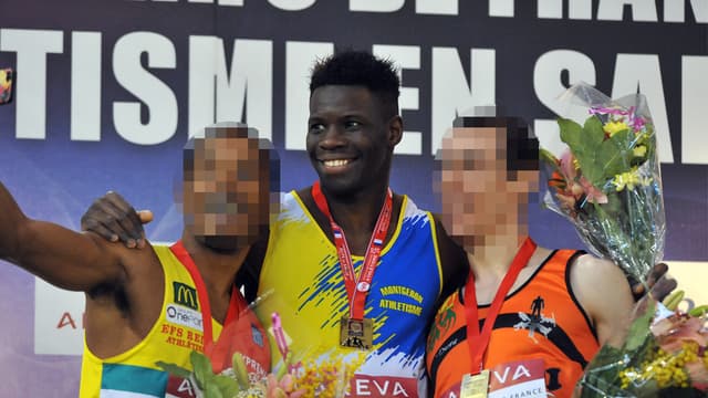 Toumany Coulibaly, au centre, lors d'une remise de prix.