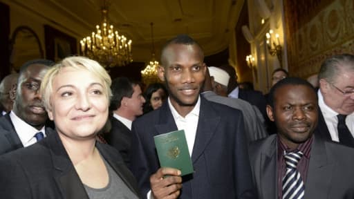 Lassana Bathily avec son passeport lors de la cérémonie de naturalisation le 20 janvier 2015 à Paris