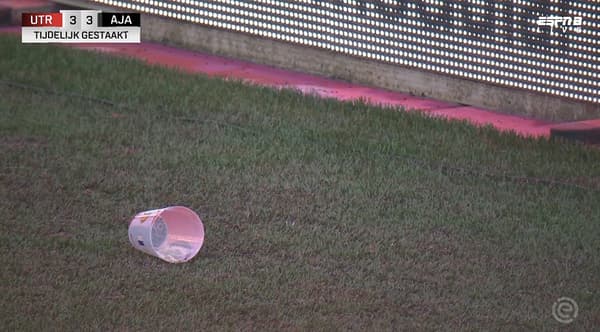 Un gobelet jeté sur la pelouse lors d'Utrecht-Ajax, le 22 octobre 2023.