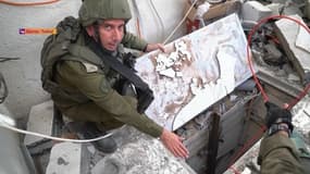 Un porte-parole de l'armée israélienne devant ce qu'il présente comme une trappe d'accès à un sous-sol utilisé par le Hamas sous un hôpital pour enfant