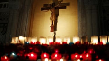 Un crucifix et des cierges - Image d'illustration