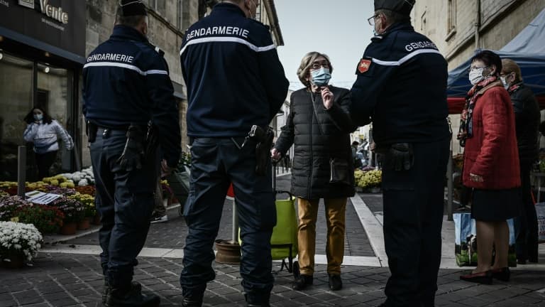 Des gendarmes à l'entrée d'un marché de plein air (photo d'illustration)
