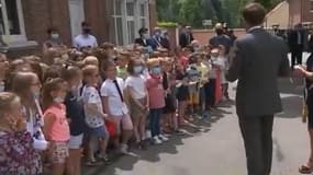 "Ça va la claque que tu t'es prise?": quand une petite fille interpelle Emmanuel Macron en plein déplacement