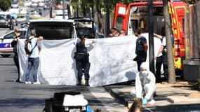 Un drap blanc est tendu, alors que le corps de la victime est transportée vers une ambulance après une attaque à la fourgonnette à Marseille le 21 août 2017 (image d'illustration)
