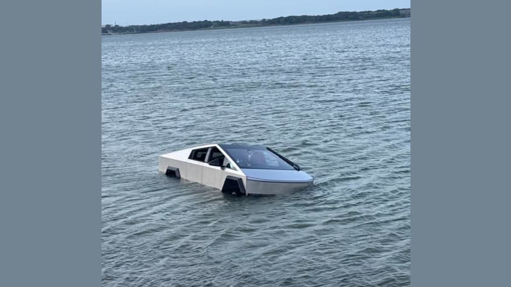 Un Cybertruck de Tesla noyé dans un lac au Texas Un Cybertruck de Tesla noyé dans un lac au Texas