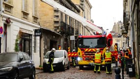 Les secours interviennent dans le quartier des Chartrons, à Bordeaux, après une explosion dans un immeuble, le 6 février 2020.
