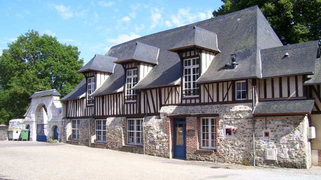 Le prieuré de saint-Philbert-sur-Risle, dans l'Eure.