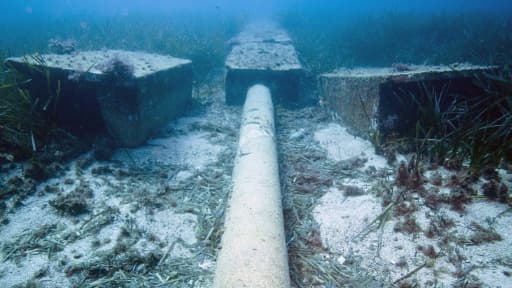 Photo prise le 5 avril 2017 en Méditerranée au large de Cassis du tuyau d'évauation des boues rouges de l'usine Altéo de Gardanne (Bouches-du-Rhône) Photo prise le 5 avril 2017 en Méditerranée au large de Cassis du tuyau d'évauation des boues rouges de l'usine Altéo de Gardanne (Bouches-du-Rhône)
