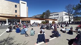 À Sisteron, ce jeudi, les élèves de la Cité scolaire Paul-Arène réclament sa fermeture après la détection de cas de Covid-19. 