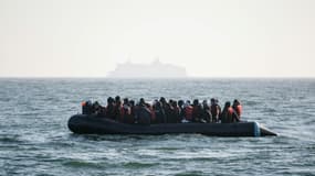 Un bateau qui transporte des migrants qui attendent d'être secourus, le 9 mai 2022, dans la Manche.