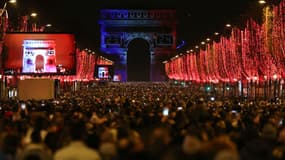 Des centaines de milliers de personnes rassemblées pour fêter le passage en 2019, le 31 décembre 2018 sur les Champs-Elysées à Paris. 