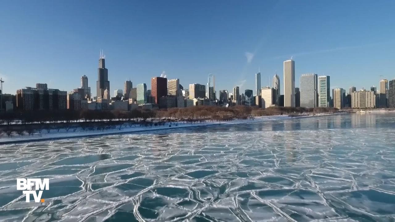 un-drone-filme-le-lac-michigan-gel-aux-abords-de-chicago