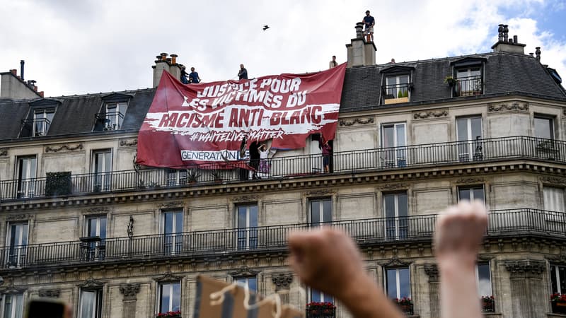 Une banderole identitaire a été déployée pendant la manifestation antiraciste de ce samedi 13 juin à Paris.