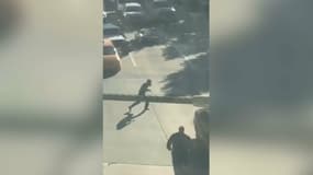 L'assaillant, filmé par une caméra de vidéosurveillance, après être sorti de son véhicule, mardi, à Manhattan. 