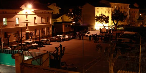La caserne d'Ajaccio, visée comme celle de Bastia, par des tirs de roquettes est inspectée par les autorités. La caserne d'Ajaccio, visée comme celle de Bastia, par des tirs de roquettes est inspectée par les autorités.