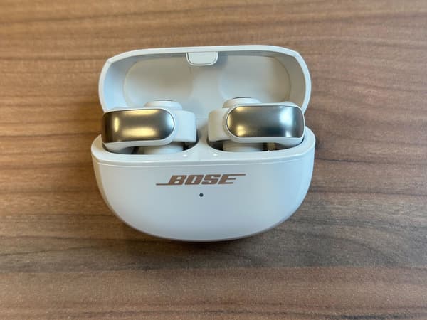 Un petit boîtier permet de recharger les écouteurs et augmenter la durée d'utilisation.