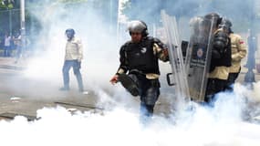 Affrontements entre les étudiants de l'opposition et les forces de l'ordre, à Caracas, le 8 mai 2014.