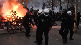 Des policiers de la brigade de la BRAV à Paris, le 5 décembre 2019 (photo d'illustration)