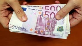 Les députés français ont adopté dans la nuit de mercredi à jeudi une mesure frappant les hauts revenus d'une taxe de 3% entre 250.000 et 500.000 euros par part et de 4% à partir de 500.000 euros. /Photo d'archives/REUTERS/Andrea Comas