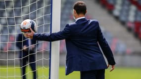 Un arbitre testant la goal-line technology