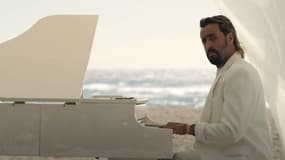 Jonathan Cohen dans le clip de "Est-ce que tu regrettes?", sorti le 21 juillet 2023 pour la promotion de la série Prime Vidéo "Sentinelle".