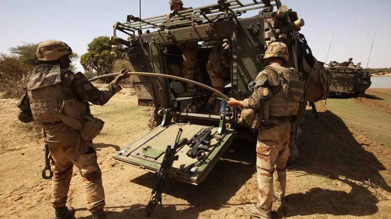 Militaires français déployés à Gao, au Mali. Le projet de budget pluriannuel de la Défense présenté ce vendredi en conseil des ministres prévoit la suppression de près de 34.000 postes dans l'armée française sur les six prochaines années. /Photo prise le