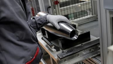Un employé travaille à la fabrication d'une munition chez Nexter Arrowtech, à La Chapelle-Saint-Ursin, dans le Cher, le 27 octobre 2022