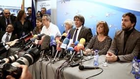Le leader indépendantiste Carles Puigdemont, entouré de plusieurs de ses anciens ministres régionaux, lors d'une conférence de presse à Bruxelles le 31 octobre 2017. 