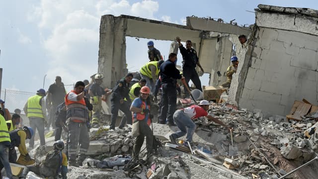 Les secours tentent de retrouver des survivants parmi les décombres d'un immeuble, écroulé après le séisme à Mexico, le 19 septembre 2017.